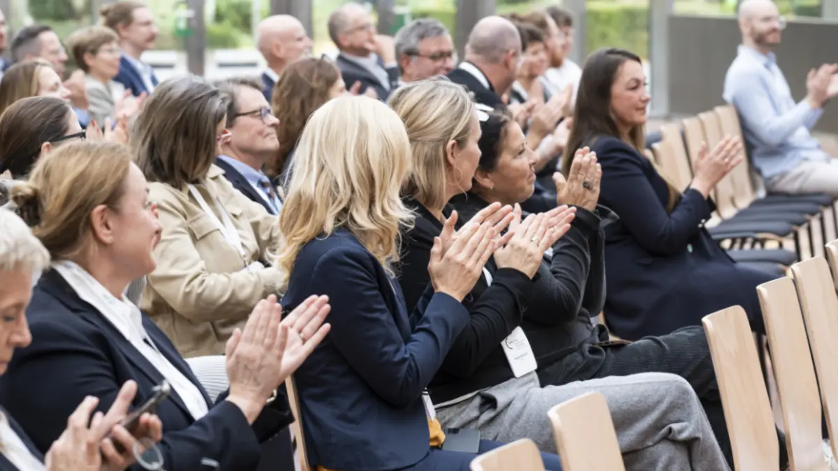 Blick auf die Sitzreihen mit applaudierenden Zuschauern