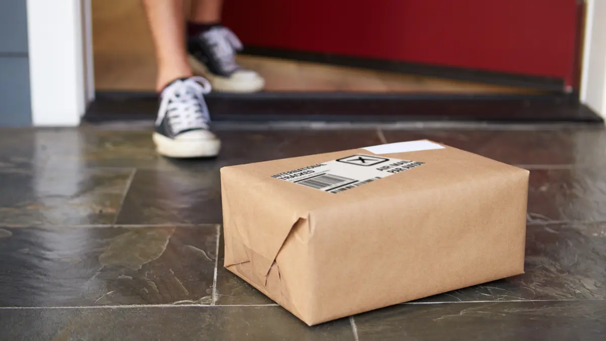 Paket liegt vor einer Tür