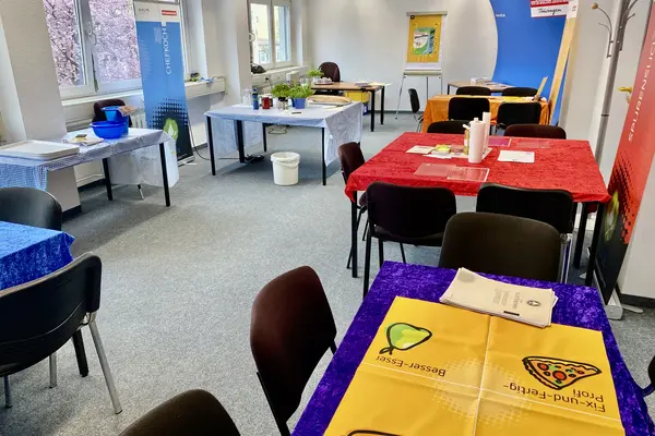 Stationen des Workshops Ess-Kult-Tour sind in einem Schulungsraum aufgebaut.