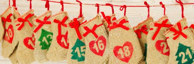 Adventskalender an einer Wand mit Säckchen
