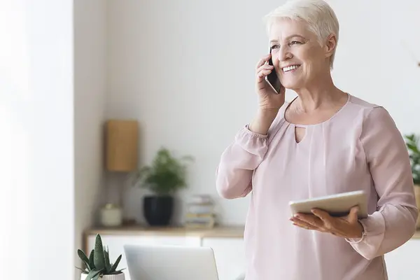 Ältere Frau mit Smartphone am Ohr