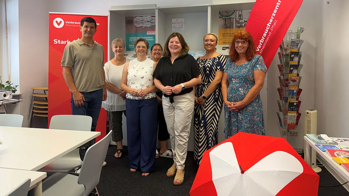 Gruppenfoto: Dr. Claudia Eider (mitte links) und Vorständin Heike Troue (mitte rechts) mit 5 weiteren Teilnehmenden und Kollegen:innen einer Sommerreise in Kaiserslautern