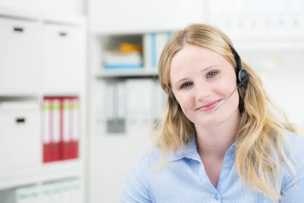 Telefonistin mit Headset berät Patienten