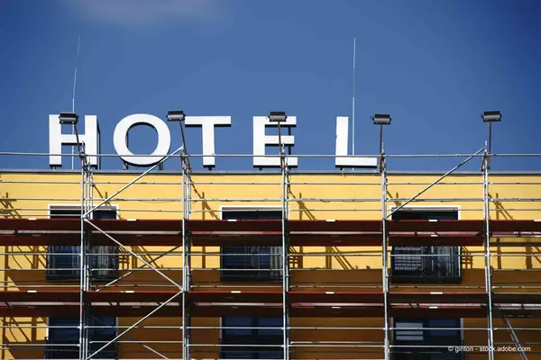 Hotel mit Baugerüst davor Reisemängel