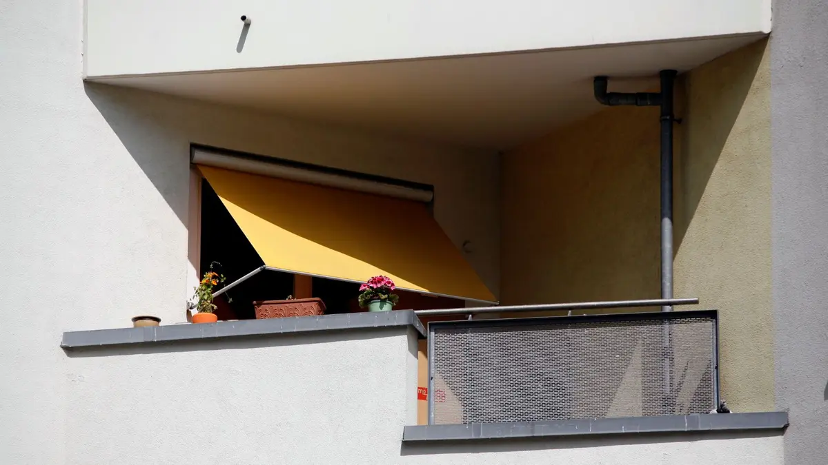Balkon mit gelber Jalousie