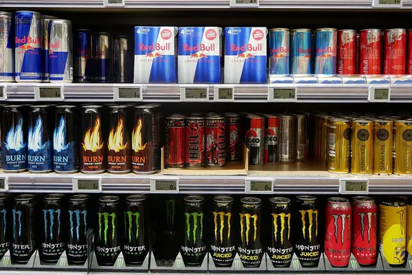 Ein Supermarktregal mit verschiedenen Energy-Drink-Marken
