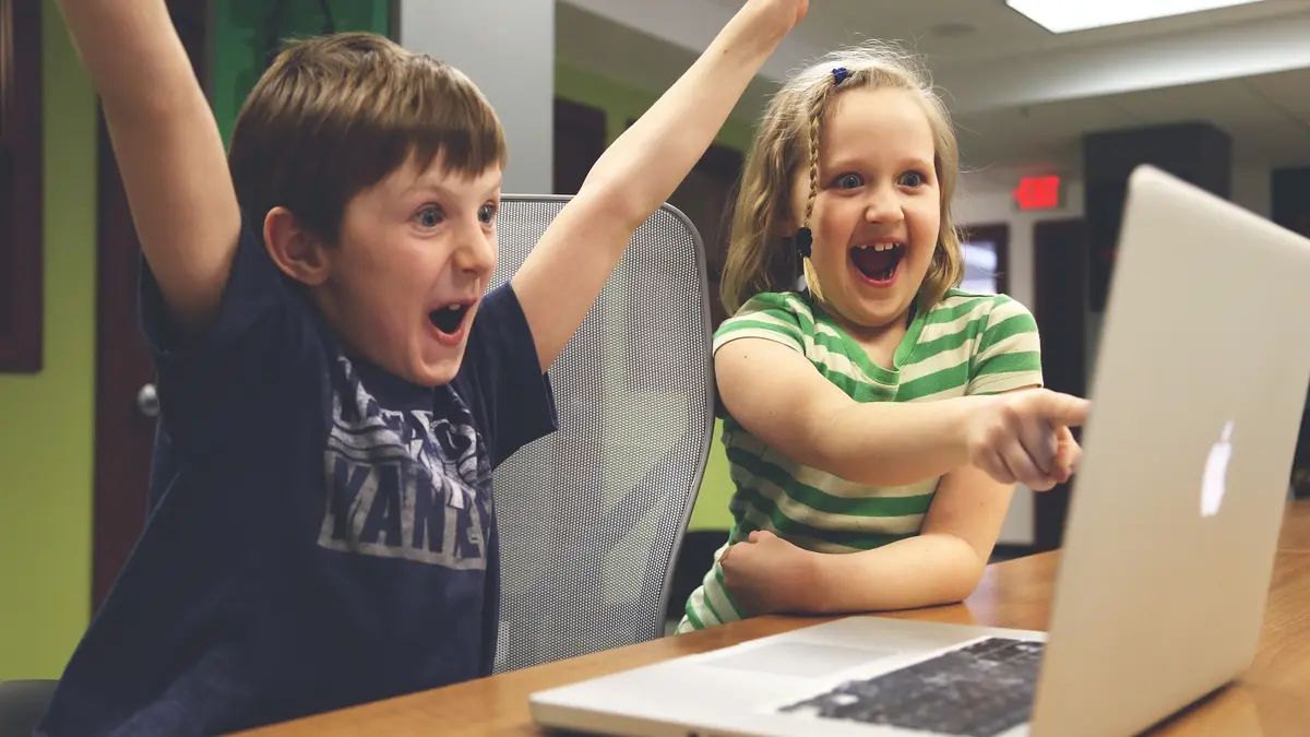 Kinder am Laptop
