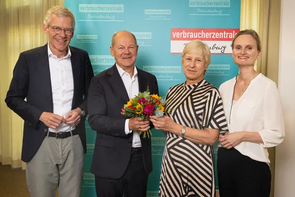 Olaf Scholz überreicht zu ihrer Verabschiedung Blumen an die langjährige Beratungsstellen-leiterin Sylvia Schönke in der Potsdamer Verbraucherzentrale, mit VZB-Geschäftsführer Christian A. Rumpke (l.) und Juristin Stefanie Kahnert (r.)