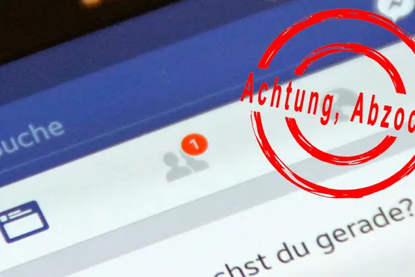Schräger Screenshot der Facebook-Leiste, die über eine neue Freundschaftsanfrage informiert. Dazu ein Stempel mit den Worten: Achtung, Abzocke!