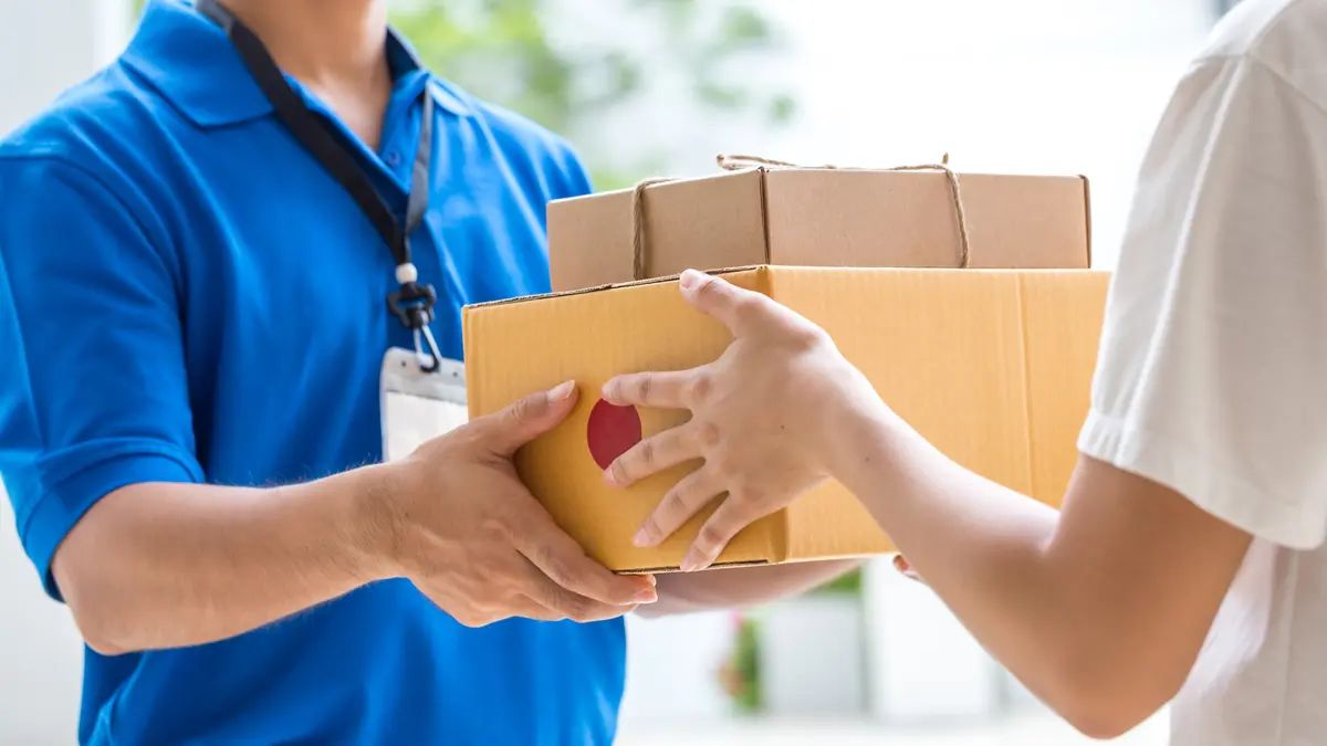 Paket Kurier übergibt ein Paket