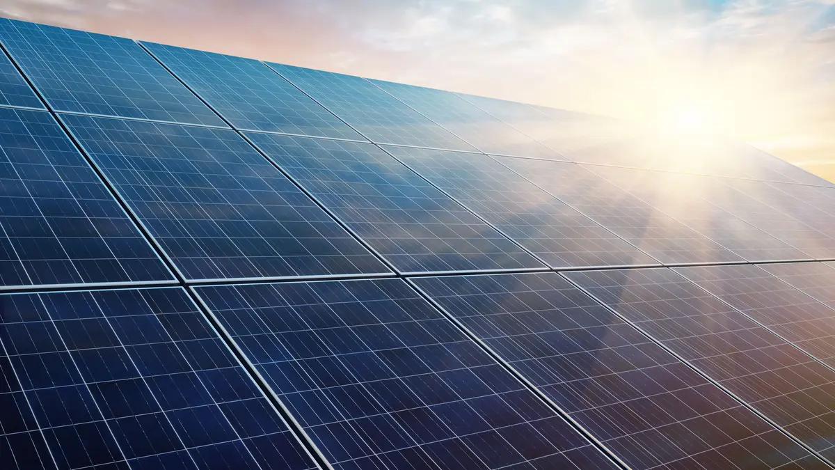 Solaranlage auf dem Dach eines Mehrfamilienhauses zur Erzeugung von Mieterstrom.