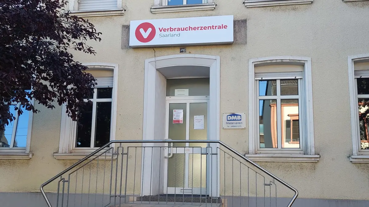 Frontansicht eines gelben Hauses mit beidseitigem Treppenaufgang