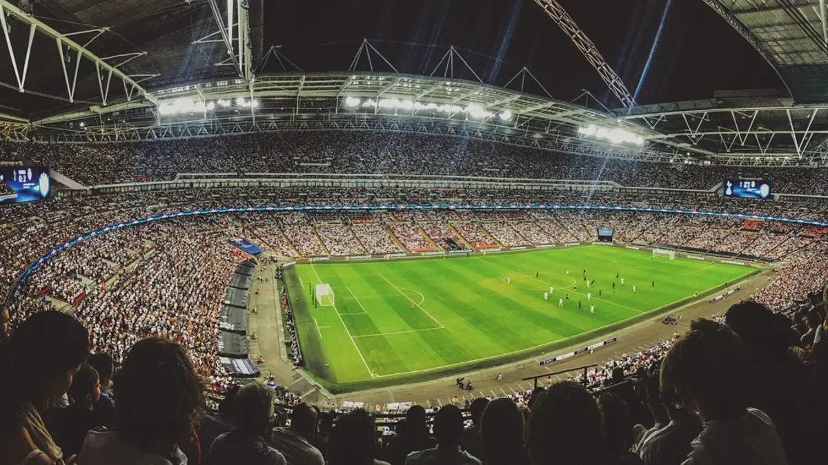 Ein vollbesetztes Fußballstadion