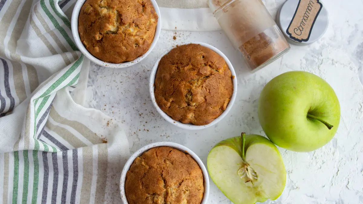 Apfelmuffins mit Äpfeln und Zimt als Deko