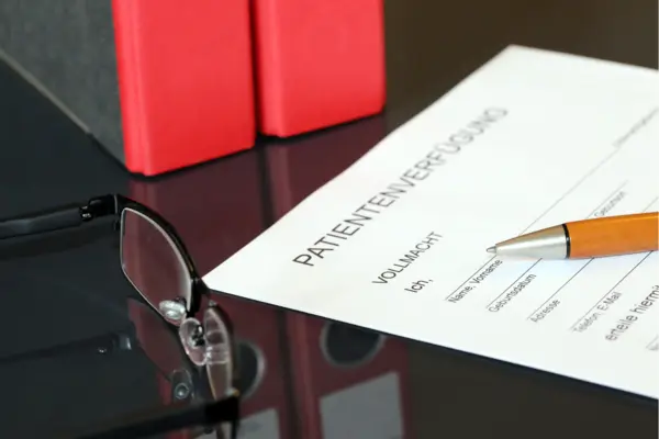 Ein Stift liegt zum Unterschreiben bereit.