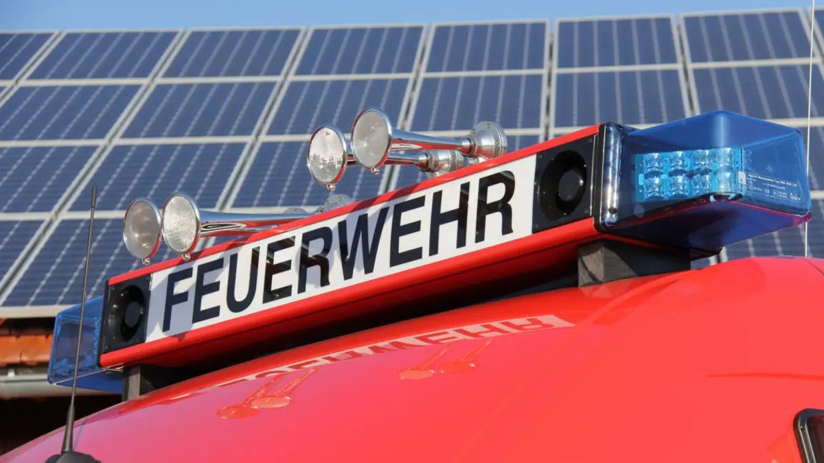 Die Feuerwehr kümmert sich um mögliche Brände einer PV-Anlage.