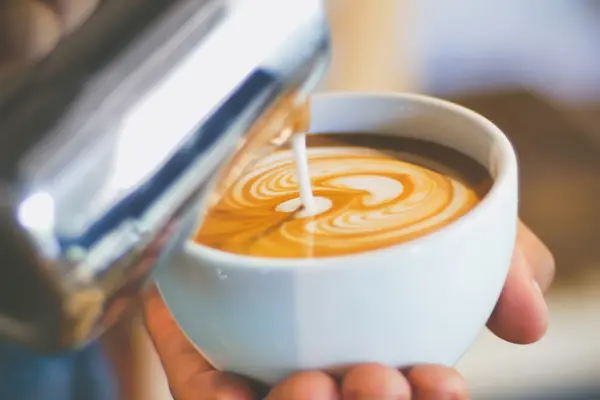 Milchkännchen, Cappuccinotasse, Hand