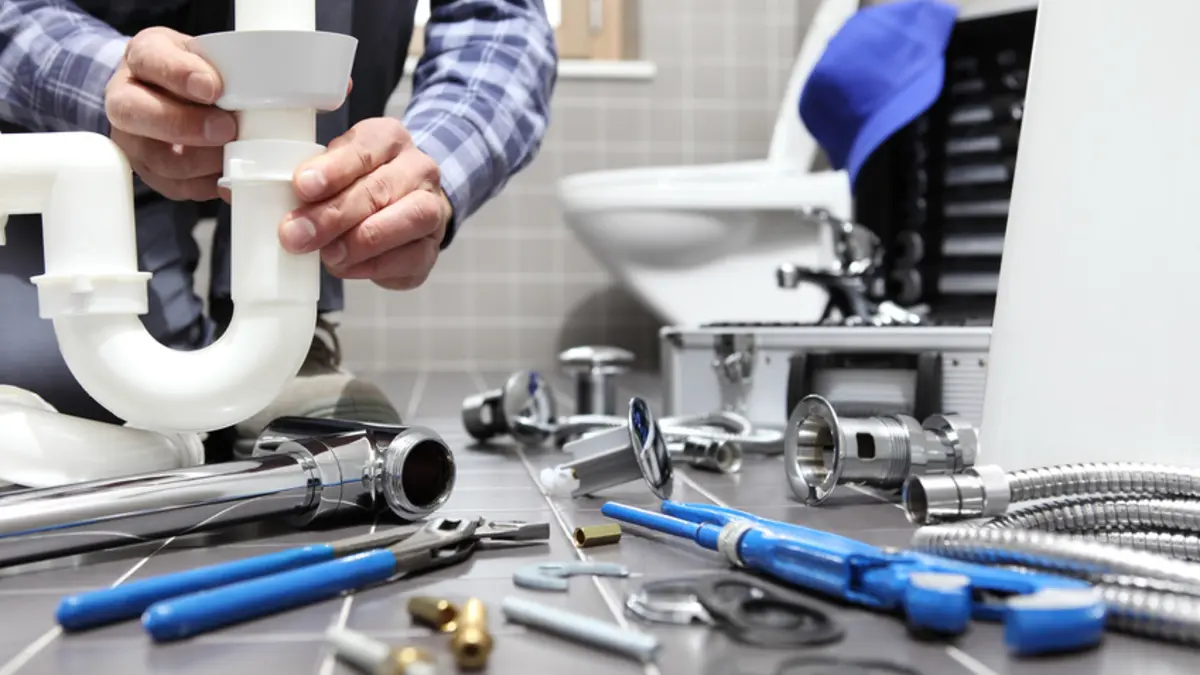 Handwerker repariert Rohr