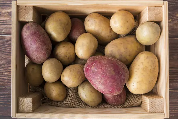 Kartoffeln in Kiste