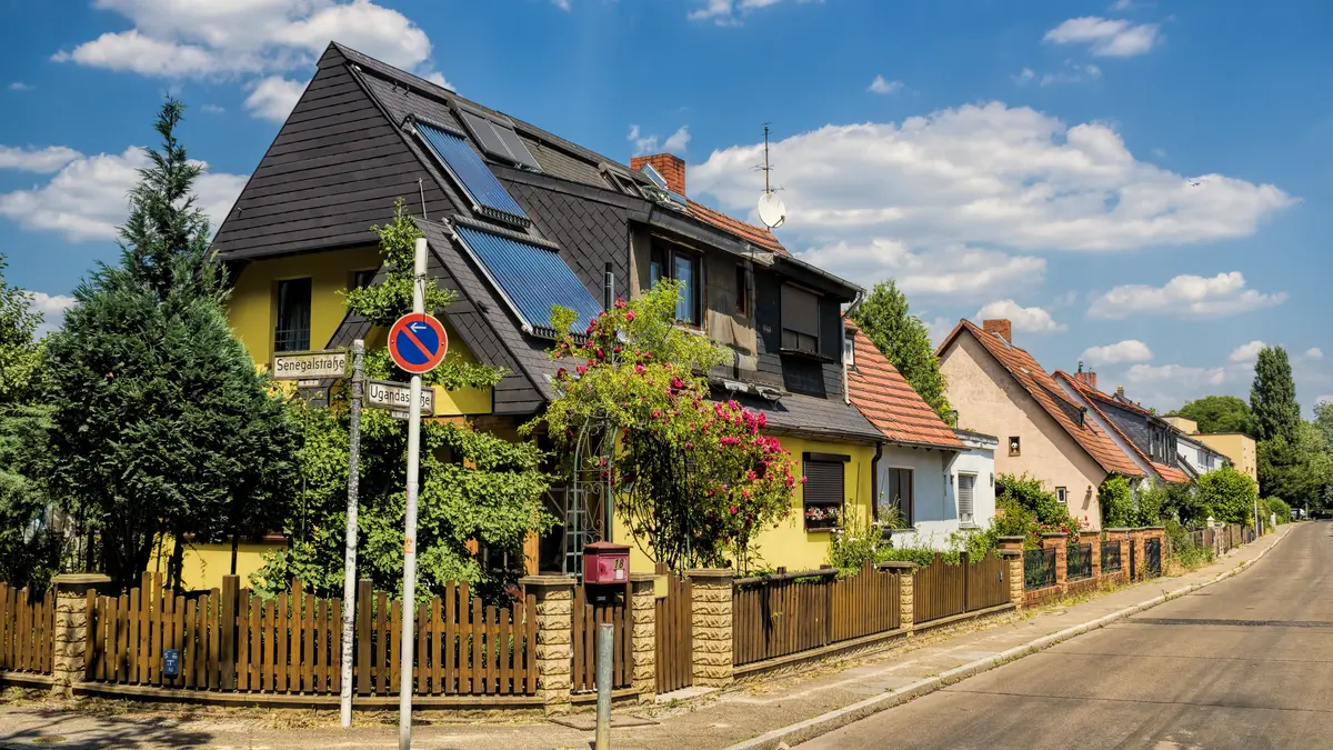 Zweifamilienhaus mit Photovoltaik auf einer Haushälfte