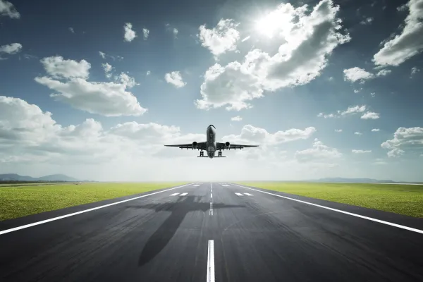 Start eines Flugzeug an einem Flughafen