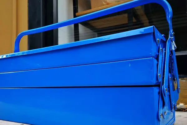 Kein geeigneter Grill: Ein blauer Werkzeugkoffer aus Metall 