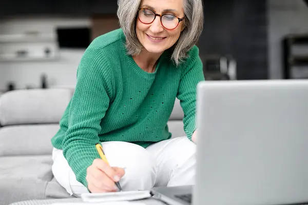 Seniorin erstellt digitale Patientenverfügung