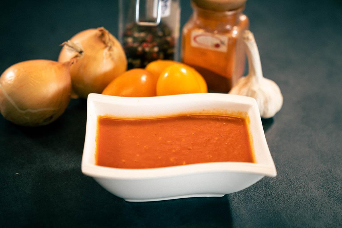 Tomatensuppe in einer Schale