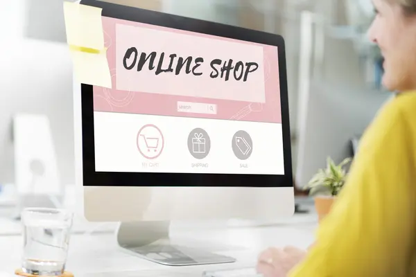 Eine Frau sitzt am PC beim Online Shopping