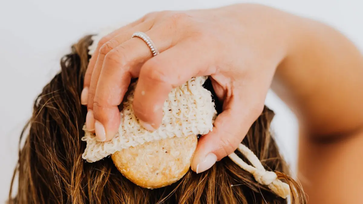 Haare waschen: mit Flssig-Shampoo, Shampoo-Bar oder Haarseife? |  Verbraucherzentrale Hessen