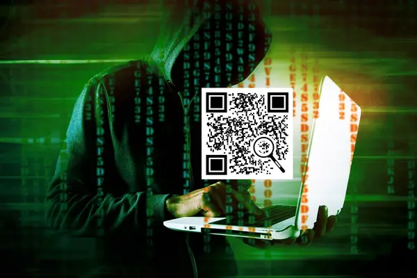 Unbekannte Person mit Laptop in der Hand und üebr der Tastatur schwebt ein QR-Code. Der Hintergrund ist dunkelgrün mit Codereihen.. 