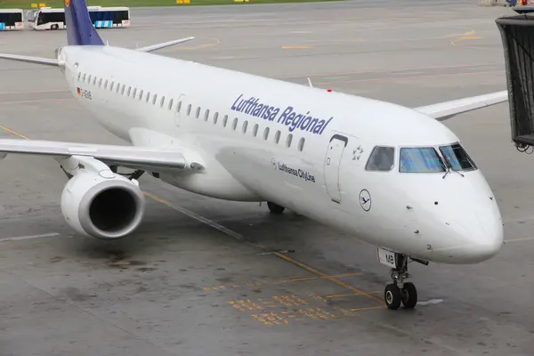 Lufthansa regional CityLine Maschine an Flughafen