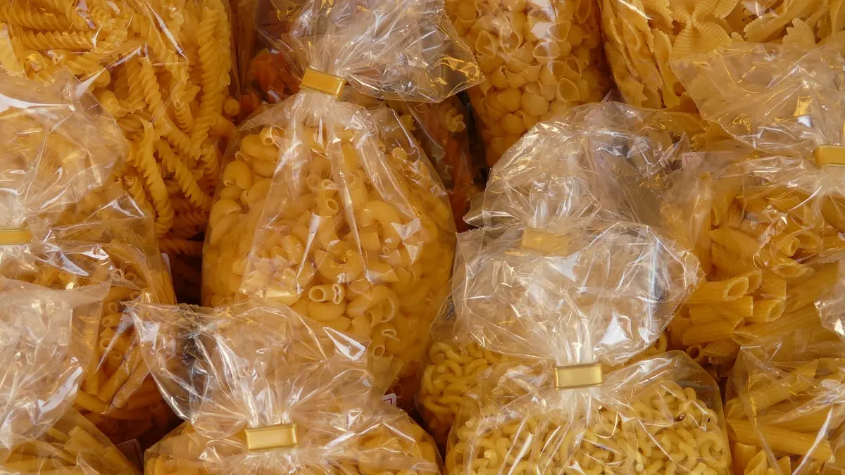 Nudeln in Plastikverpackungen