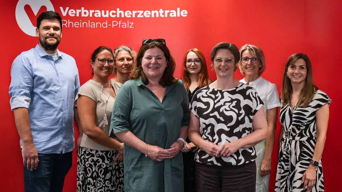 Gruppenfoto: Heike Troue (Mitte links) und Dr. Claudia Eider (Mitte rechts) mit sechs Kollegen:innen in Mainz
