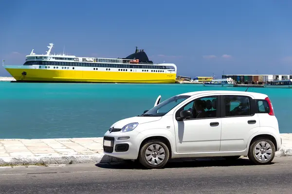 Mietwagen vor Fährschiff am Meer