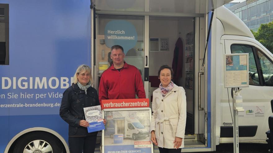 Britta Kornmesser neben Oliver Sydow und Katarzyna Guzenda am Digimobil