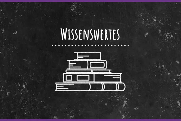Schwarze Tafel mit Schriftzug Wissenswertes sowie Kreidezeichnung eines Bücherstapels