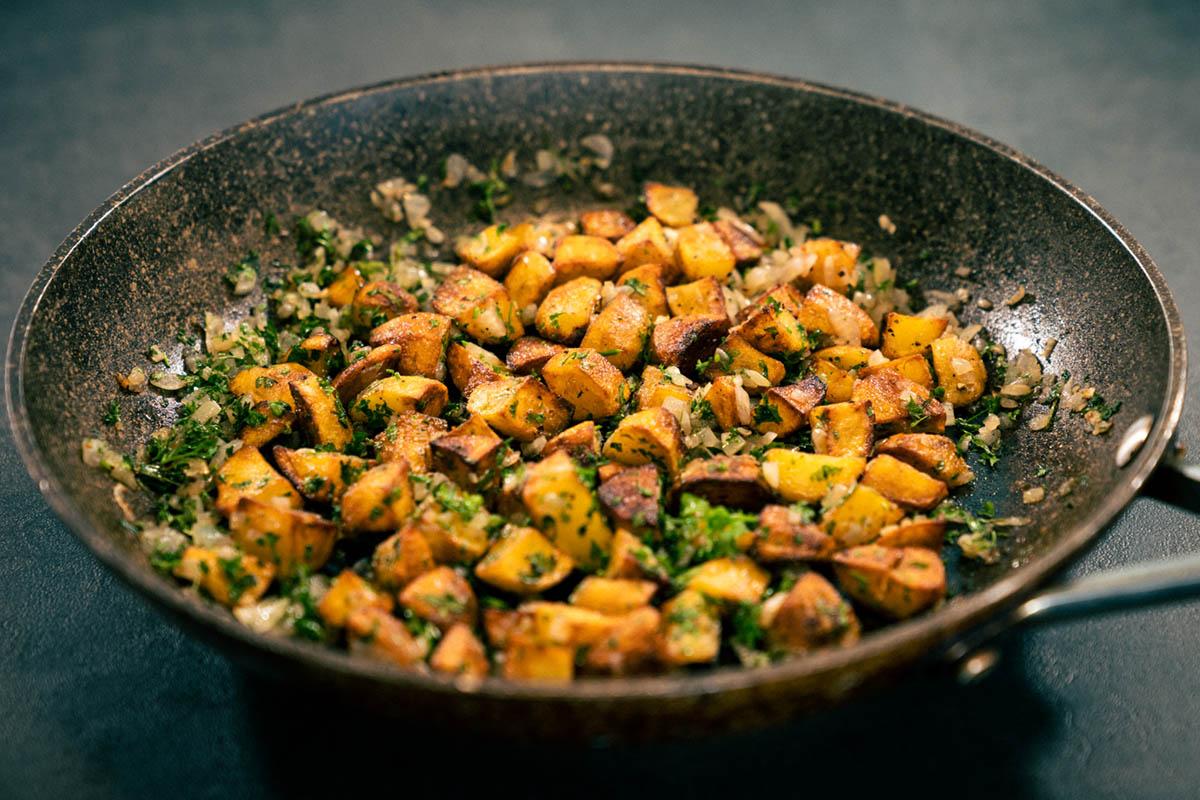 Pfanne mit Bratkartoffeln