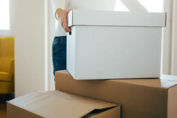 Umzugskarton wird auf andere Kartons gestellt