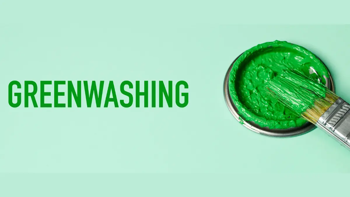 Ein grüner Hintergrund. Davor ein Deckel einer Farbdose mikt grüner Farbe dran, in die ein Pinsel tunkt und links daneben das Wort Greenwashing