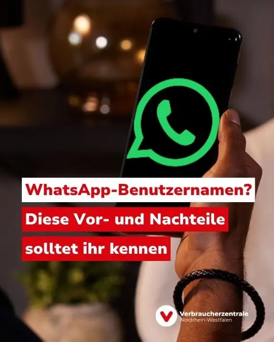 Ein Bild zeigt ein Smartphone in einer Hand mit dem grünen WhatsApp-Logo auf dem Display. Text: "WhatsApp-Benutzernamen? Diese Vor- und Nachteile solltet ihr kennen" und Logo der Verbraucherzentrale Nordrhein-Westfalen.