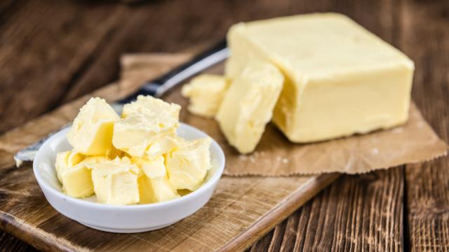 In Würfel geschnittene Butterstücke in einem weißen Schälchen