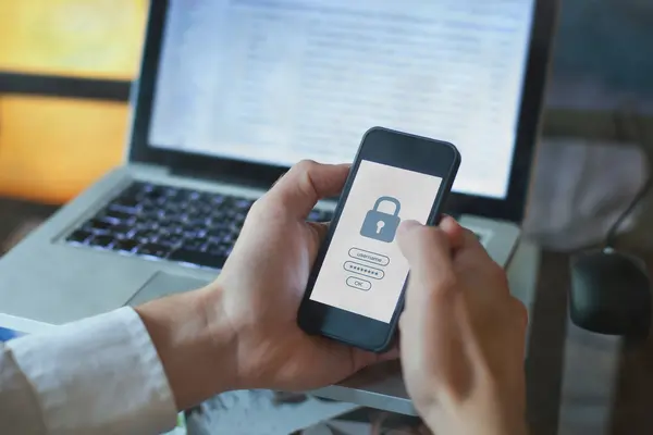 Person sichert ein Passwort auf dem Smartphone