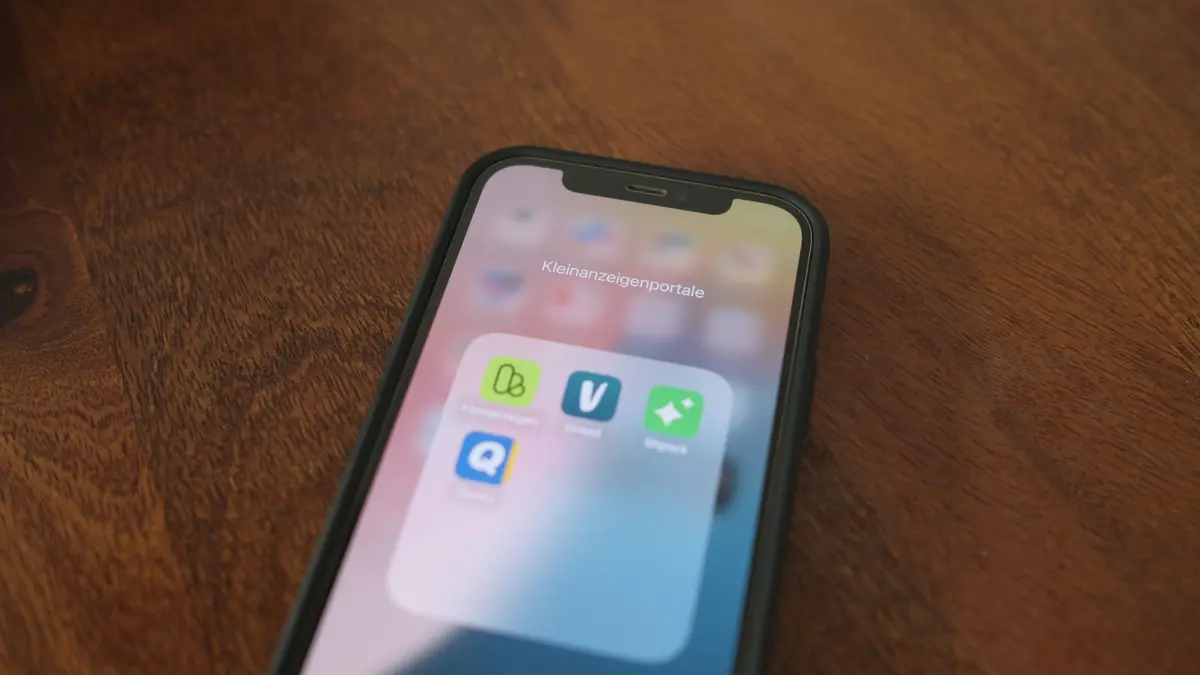 Foto eines Smartphones mit einem Ordner "Kleinanzeigenportale", in dem sich entsprechende Apps befinden (Kleinanzeigen, Vinted, Shock und Quoka)