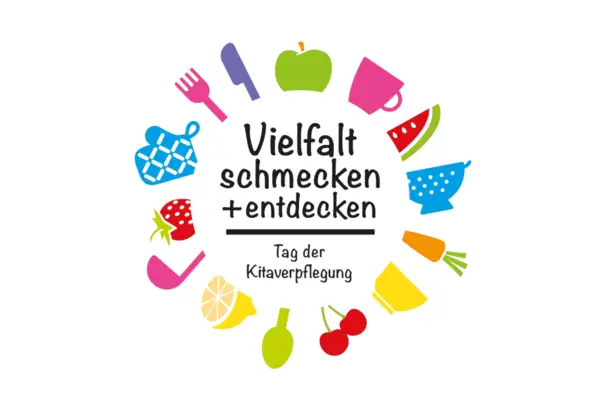 Logo Tag der Kitaverpflegung mit dem Motto "Vielfalt schmecken und entdecken" und bunten Symbolen für Obst und Kücheutensilien
