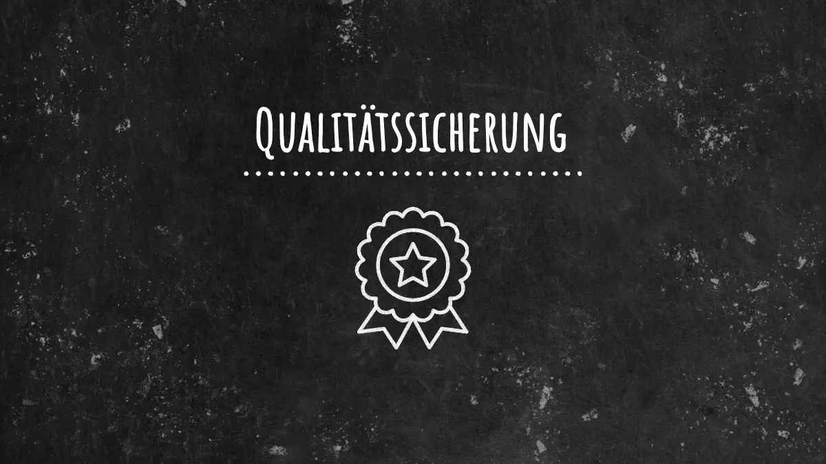 Schwarze Tafel mit Schriftzug Qualitätssicherung und Kreidebild eines Abzeichens