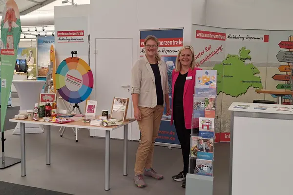 Messestand mit zwei Mitarbeiterinnen