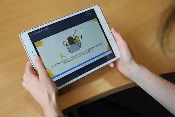 Jemand mit Bildungangebot auf einem Tablet