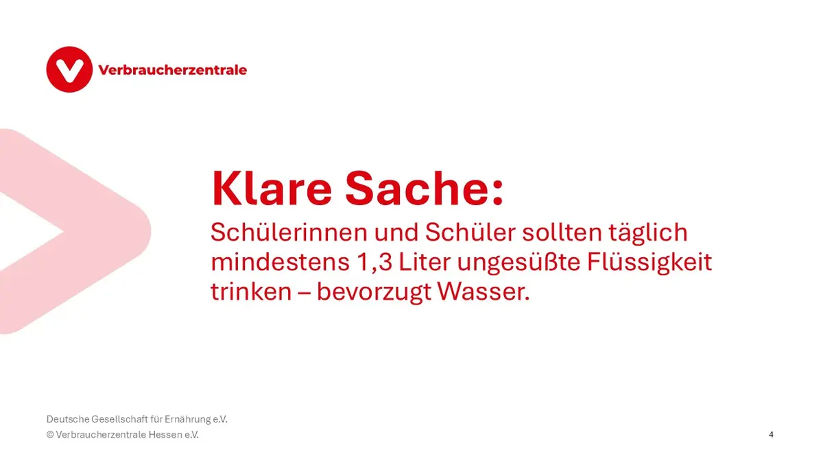 Klare Sache: Schülerinnen und Schüler sollten täglich mindestens 1,3 Liter ungesüßte Flüssigkeit trinken – bevorzugt Wasser.
