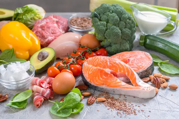 Lachs, Gemüse, Hülsenfrüchte - natürliche "Low Carb"-Lebensmittel 